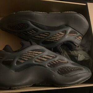 Yeezy 700 V3 Size 5.5Y